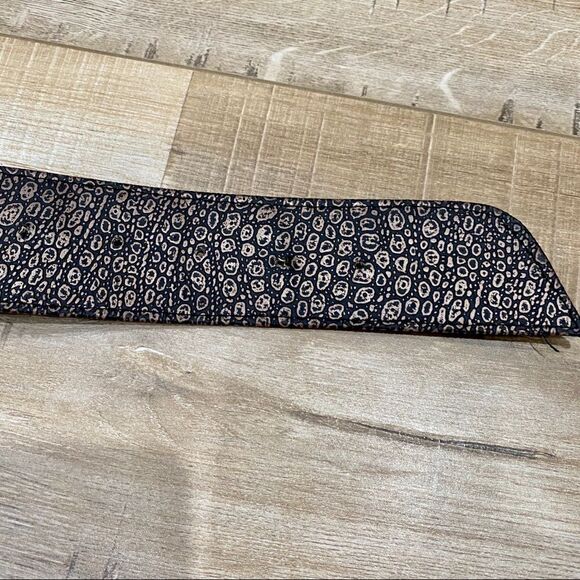 VINTAGE 80s Gold Embossed Waist Belt Bow & Buttons - Picture 4 of 11